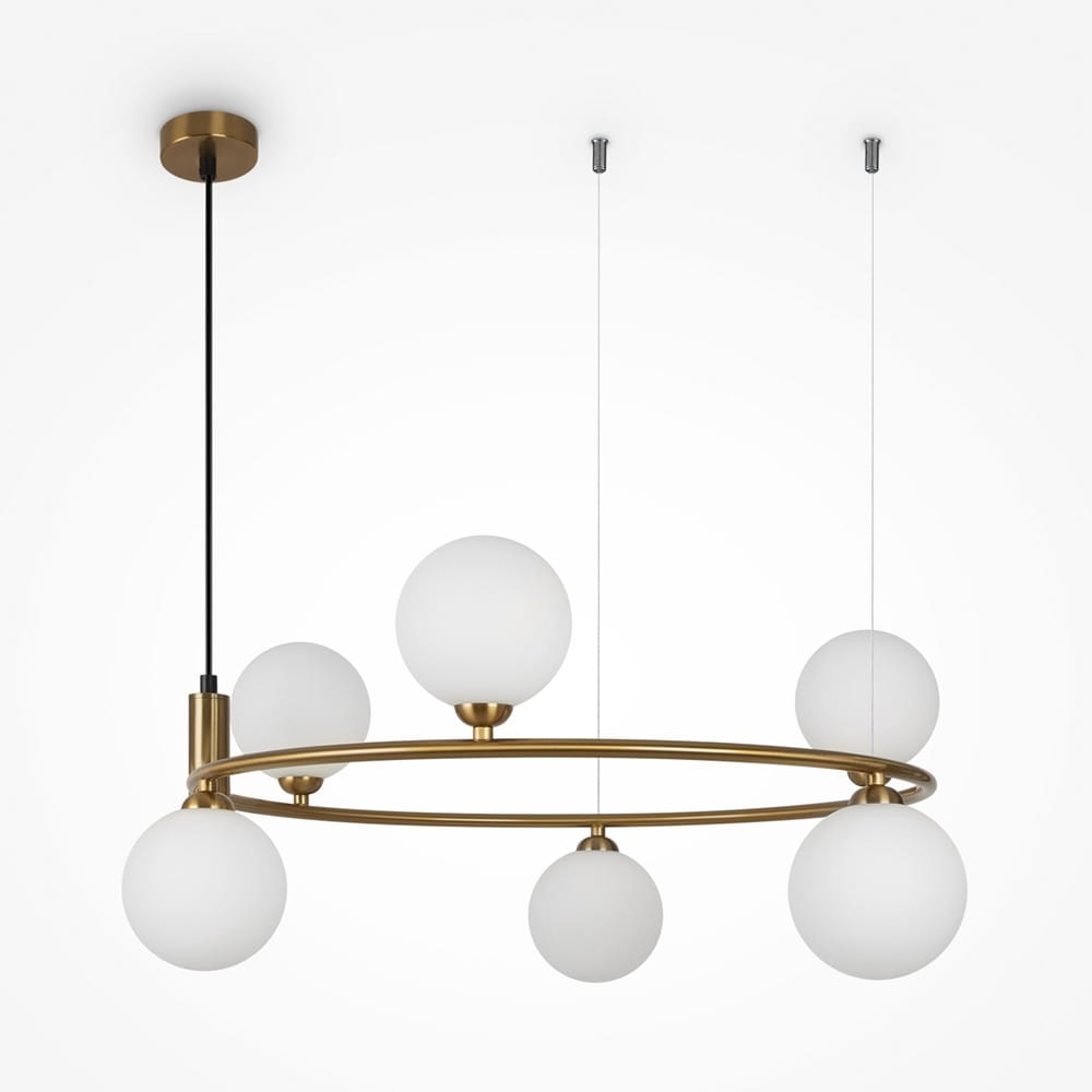 Lampa wisząca Ring, 6-punktowa, w kolorze mosiądzu. Posiada okrągłą konstrukcję z sześcioma białymi, matowymi kulami. Zawieszona na cienkim, czarnym przewodzie. Prosta forma, idealna do nowoczesnych wnętrz.
