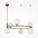 Lampa wisząca Ring, 6-punktowa, w kolorze mosiądzu. Posiada okrągłą konstrukcję z sześcioma białymi, matowymi kulami. Zawieszona na cienkim, czarnym przewodzie. Prosta forma, idealna do nowoczesnych wnętrz.