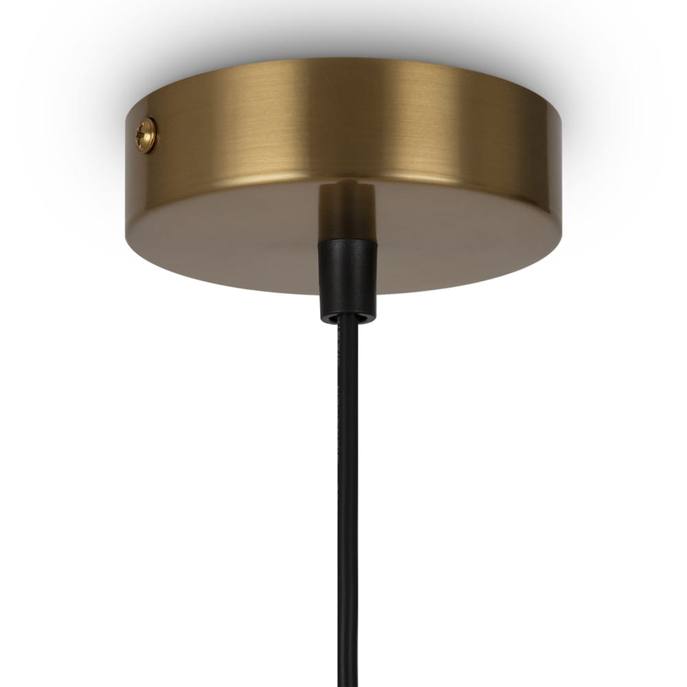 Mosiężna lampa wisząca 6-punktowa z okrągłym, matowym stropem. Widoczny czarny kabel łączący z sufitem. Kąt ujęcia: z dołu. Tło białe, co podkreśla elegancję materiału.