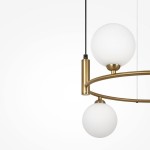 Lampa wisząca Ring 4-punktowa w kolorze mosiężnym. Posiada dwie białe, okrągłe klosze z matowego szkła zawieszone na metalowej obręczy. Ujęcie z boku, ukazujące detale mocowania i kształt kloszy. Tło białe, minimalistyczne.