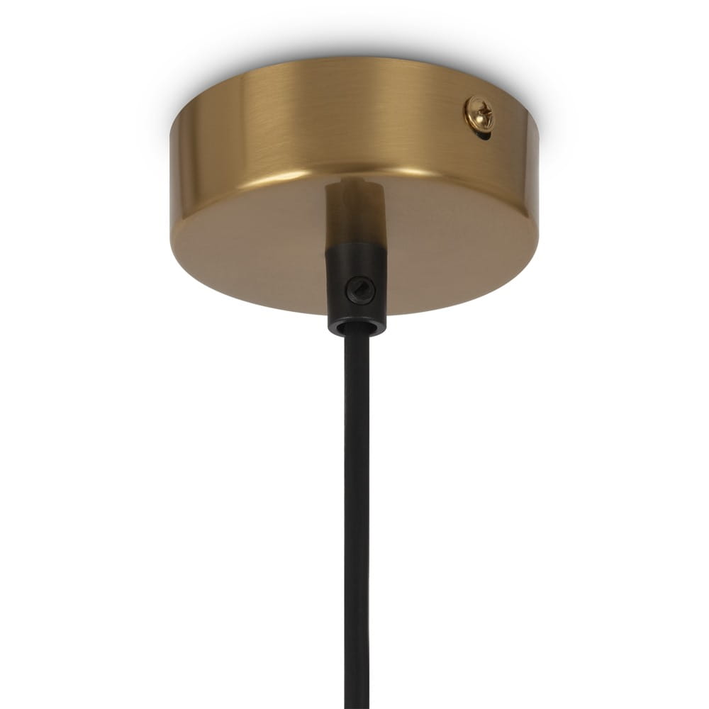 Lampa wisząca 4-punktowa w kolorze mosiądzu, z okrągłym, matowym kloszem. Widoczny czarny kabel, mocowanie do sufitu z widoczną śrubą. Kąt ujęcia z góry, skupiający się na detalu mocowania.