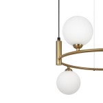 Lampa wisząca Ring 4-punktowa w kolorze mosiądzu, z białymi, okrągłymi kloszami. Produkt zawieszony na czarnym przewodzie, z widocznym metalowym ramieniem w kształcie okręgu. Klosze umieszczone w różnej wysokości, co dodaje nowoczesnego charakteru.