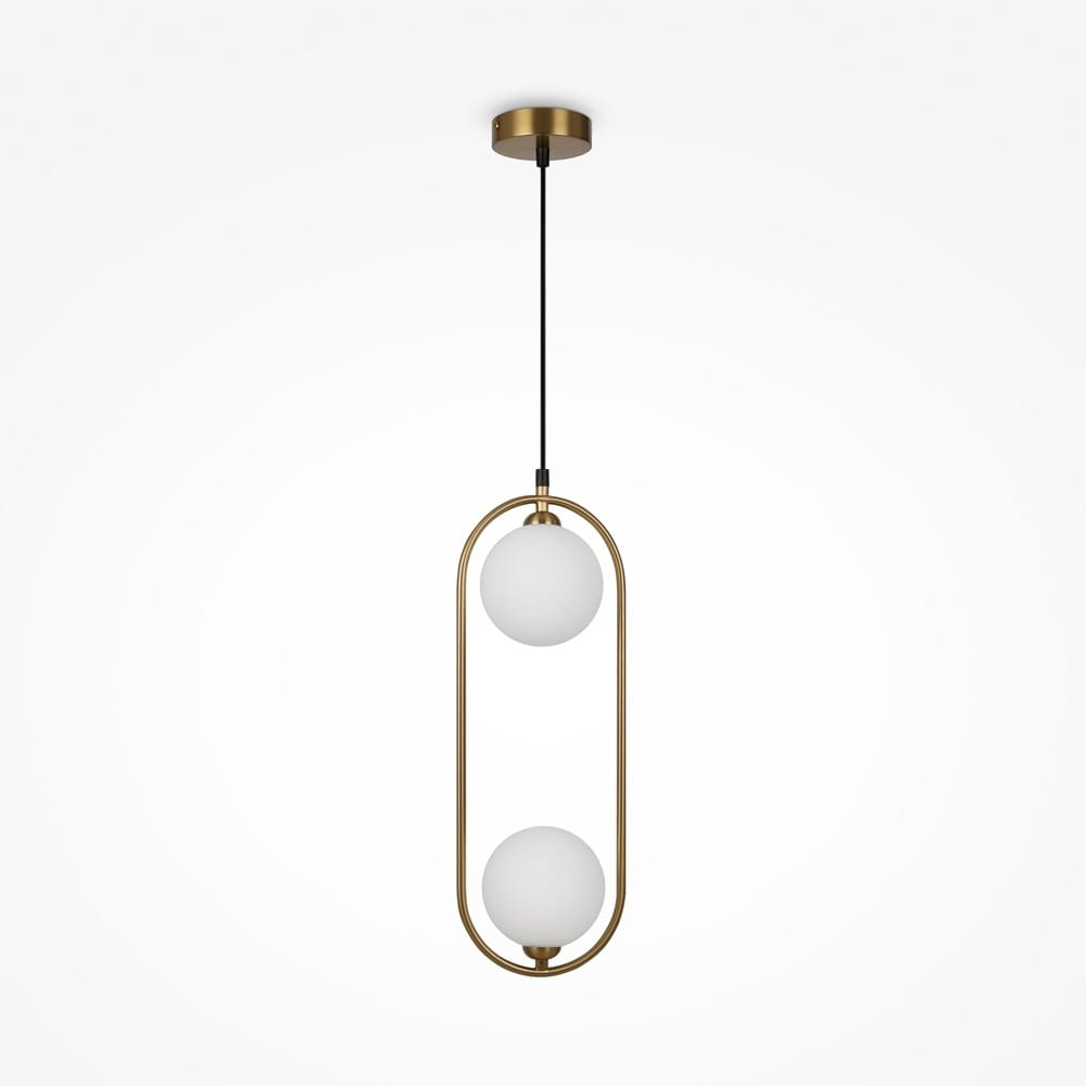 Lampa wisząca Ring w kolorze mosiądzu z dwoma okrągłymi kloszami z białego szkła. Ujęcie frontalne, zawieszona na cienkim czarnym kablu. Prosta, nowoczesna konstrukcja w minimalistycznym stylu. Tło białe, co podkreśla elegancję lampy.