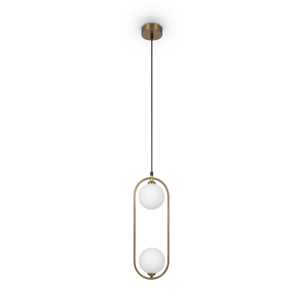 Lampa wisząca 2-punktowa w kolorze mosiądzu, z dwiema białymi, okrągłymi kulami. Zawieszona na czarnym przewodzie, w kształcie owalnym. Ujęcie frontalne, na białym tle. Idealna do nowoczesnych wnętrz.
