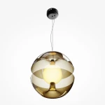 Lampa wisząca Rebel LED w kolorze złotym/bursztynowym, o okrągłym kształcie z przezroczystymi warstwami. Zawieszona na cienkim przewodzie, z centralną żarówką emitującą ciepłe światło. Montaż sufitowy, minimalistyczny design na białym tle.
