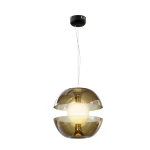 Złota i bursztynowa lampa wisząca Rebel MOD322PL-L6G3K z przezroczystymi kloszami, składająca się z dwóch półkul, z centralną, okrągłą żarówką LED. Ujęcie frontalne, zawieszona na cienkim przewodzie, z czarnym mocowaniem sufitowym.