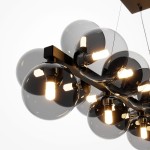 Lampa wisząca Dallas 25-punktowa z czarnym metalowym stelażem i przydymionymi szklanymi kloszami. Ujęcie z góry, pokazujące źródła światła oraz detale konstrukcji. Klosze w kształcie kul, oświetlenie LED widoczne wewnątrz.