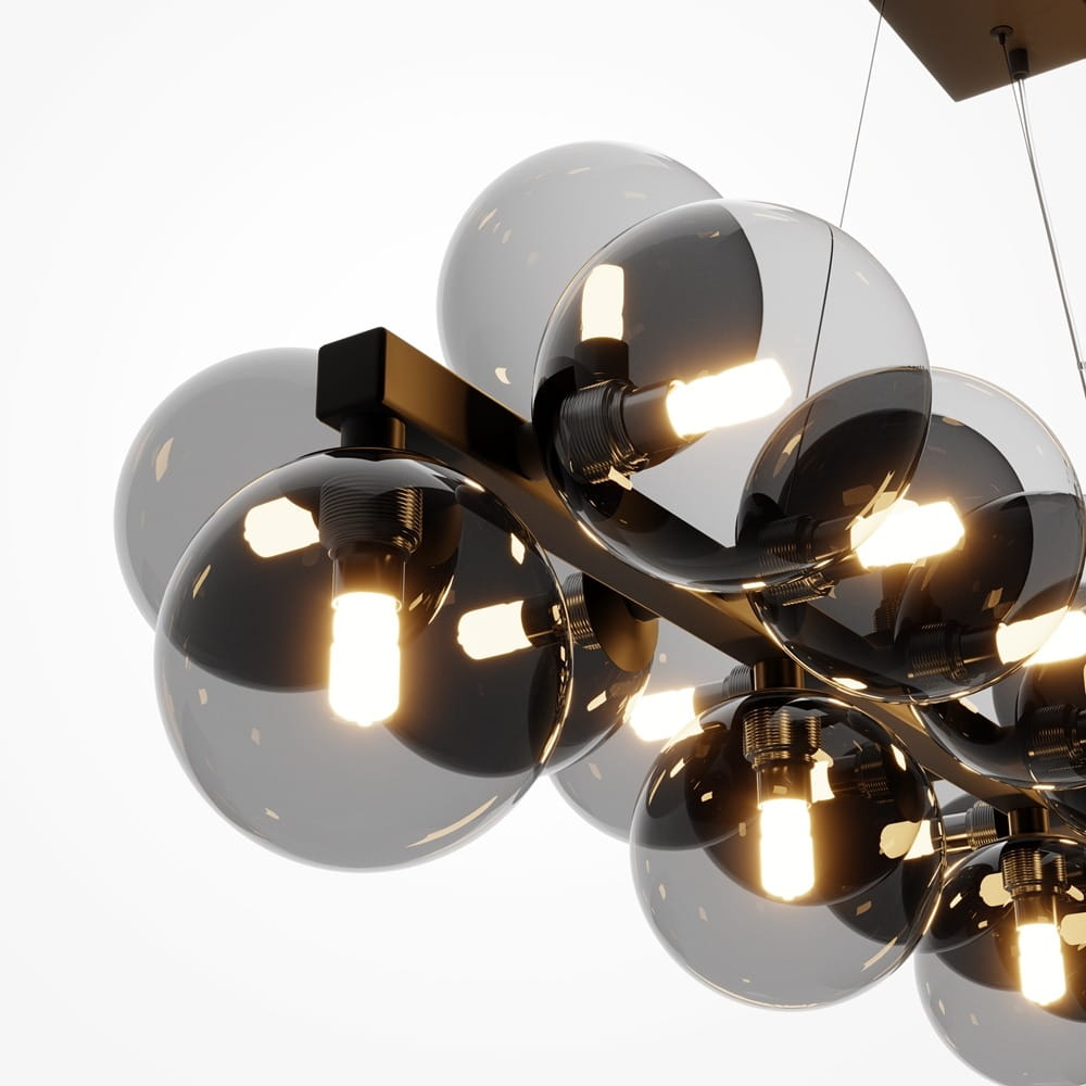 Lampa wisząca Dallas, 25-punktowa, w czarnej i przydymionej kolorystyce. Konstrukcja z metalowym stelażem, ozdobiona dużymi, przezroczystymi kulami, z widocznymi źródłami światła. Ujęcie z góry, prezentujące detale i elegancki design.