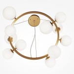 Lampa wisząca Dallas 11-punktowa w kolorze złotym i białym. Okrągła konstrukcja z 11 mlecznymi kulami umieszczonymi na złotej ramie. Widok z dołu, ukazujący detale mocowania i przewodów. Idealna do nowoczesnych wnętrz.