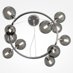 Lampa wisząca Dallas 11-punktowa w chromowanej ramie, z dziesięcioma szklanymi kloszami w kolorze dymnym. Widok z dołu, pokazujący okrągły kształt i źródła światła, zawieszona na cienkich przewodach. Tło jasne, minimalistyczne.