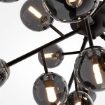 Lampa sufitowa Dallas z 20 punktami świetlnymi, w kolorze czarnym i przydymionym. Widok z dołu na szklane klosze z żarówkami, metalowe ramiona w kolorze czarnym, nowoczesny design.