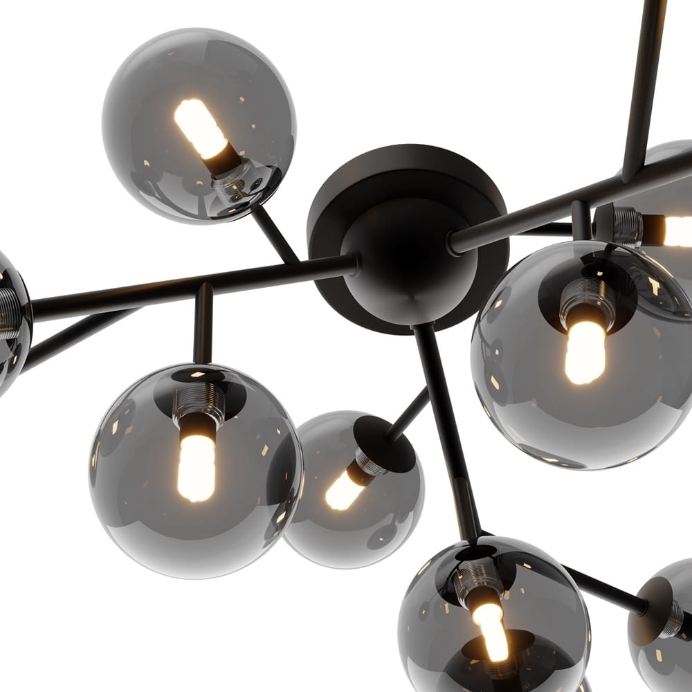 Czarna lampa sufitowa Dallas z 12 punktami świetlnymi, z przydymionymi kulistymi kloszami. Ujęcie z dołu, ukazujące metalową podstawę oraz żarówki w transparentnych kulach. Elegancki design pasujący do nowoczesnych wnętrz.