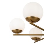 Lampa wisząca Marble 6-punktowa w kolorze mosiądzu, z białymi, okrągłymi kloszami. Produkt ukazany z bliska, z widocznymi detalami metalowych ramion i kulistych kloszy, montowany sufitowo.