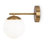 Kinkiet Marble 1-punktowy w kolorze mosiądzu z okrągłą, matową, białą szklaną kloszem. Produkt zamontowany na ścianie, z metalową podstawą w kształcie okręgu. Kąt ujęcia frontalny, ukazujący szczegóły konstrukcyjne oraz wykończenia.
