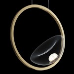 Lampa wisząca LED Lunare z mosiężnym pierścieniem i przezroczystym kloszem, w kształcie owalnej miski. Widoczny źródło światła w centralnej części. Zawieszona na cienkich linkach, na czarnym tle.