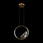 Lampa wisząca Lunare LED z mosiężnym stelażem, z okrągłym elementem zawierającym szklany klosz w formie półkuli. Zawieszona na cienkich linkach, z widocznym włącznikiem w dolnej części. Tło czarne, podkreślające elegancję designu.
