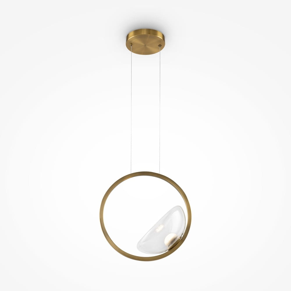 Lunare lampa wisząca LED o mocy 5W, wykonana z mosiądzu. Ma okrągły kształt z przezroczystym kloszem, zawieszona na dwóch cienkich linkach. Umieszczona na białym tle, podkreślająca nowoczesny design.