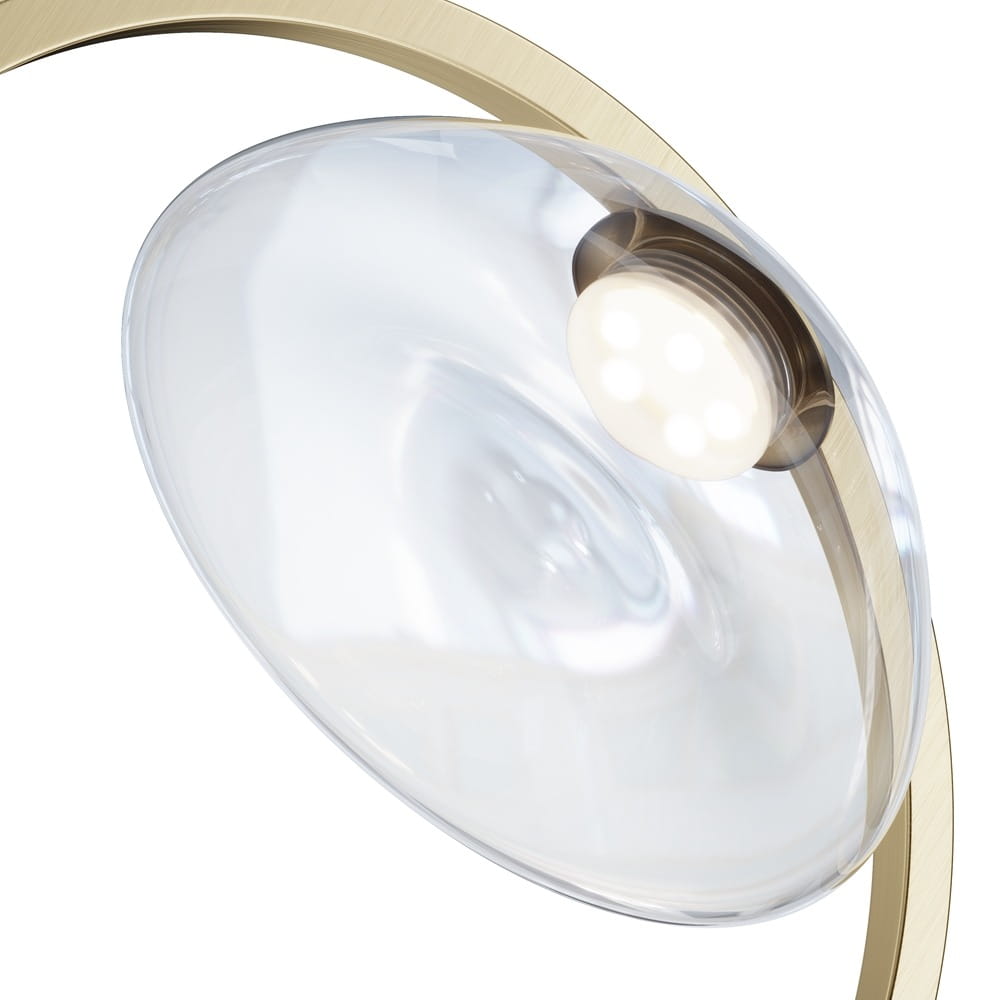 Kinkiet LED Lunare o mocy 5W w mosiężnej obudowie. W szklanym kloszu umieszczone są trzy diody LED. Produkt widoczny z boku, ukazuje gładką, zaokrągloną formę klosza oraz delikatny połysk mosiądzu.