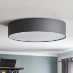 Plafon Rondo D60 w kolorze szarym, o okrągłym kształcie i średnicy 60 cm. Zamontowany na suficie, z białym kloszem, w minimalistycznym stylu, idealny do nowoczesnych wnętrz. Tło w jasnym kolorze, z elementami drewnianymi w otoczeniu.