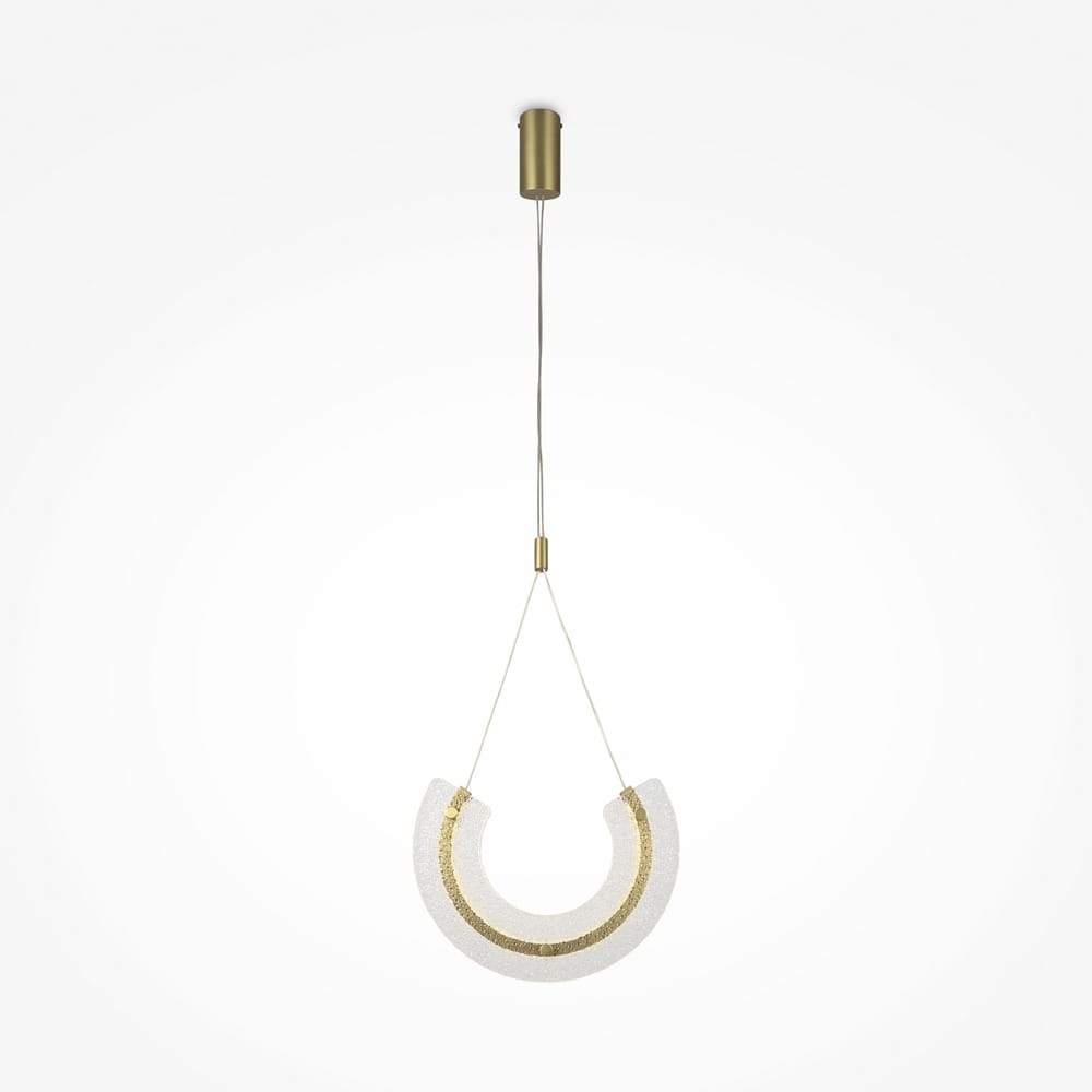 Lampa wisząca Maya LED w kształcie półokręgu, z białym kloszem i złotym zdobieniem. Zawieszona na cienkim kablu, z metalowym mocowaniem w kolorze złotym. Prosty, nowoczesny design na białym tle.