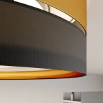 Czarna lampa sufitowa 3-punktowa Hilton D45 z elementami złotymi. Widok z bliska na teksturowany materiał klosza oraz złotą krawędź. Produkt zamontowany na suficie, w nowoczesnym wnętrzu.