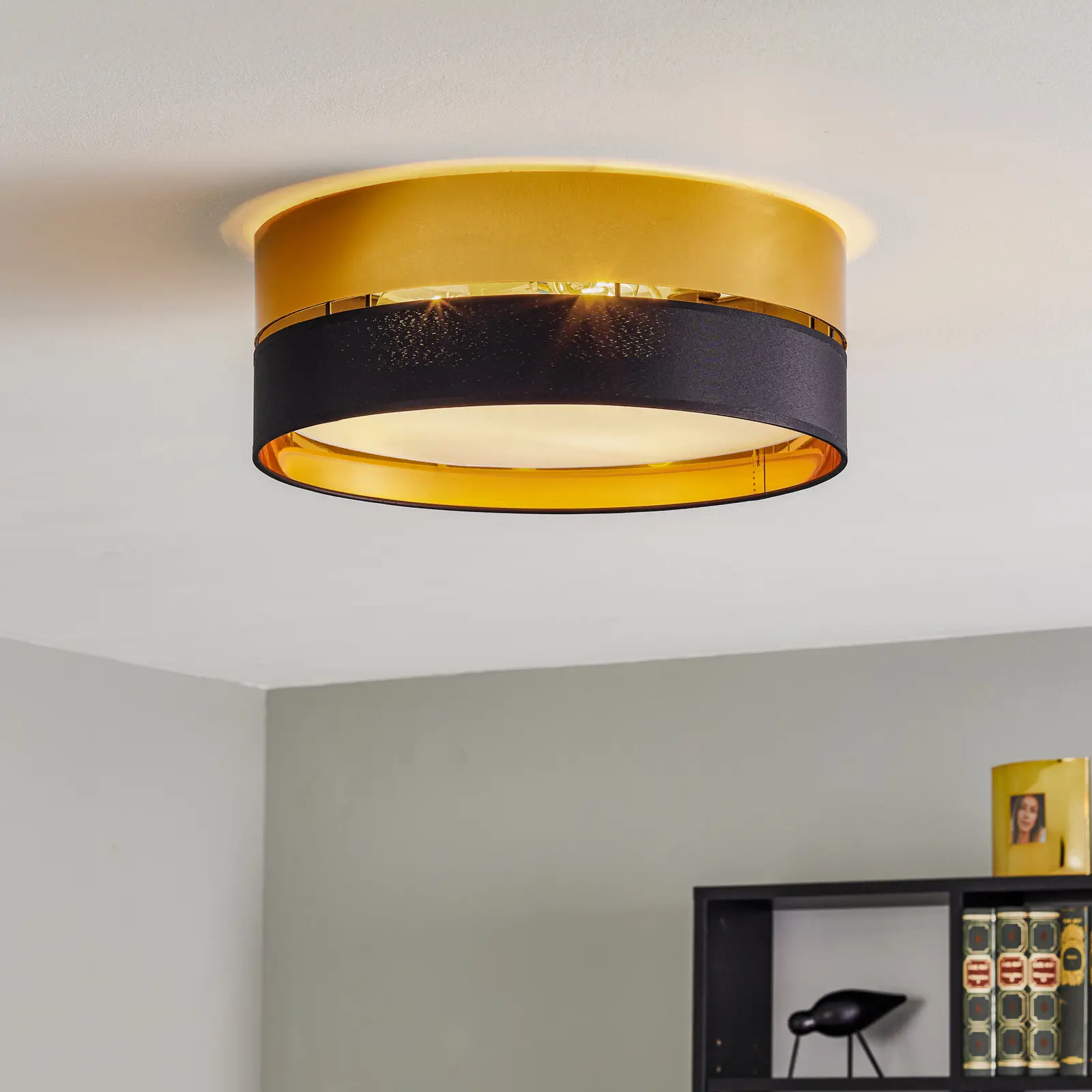 Lampa sufitowa Hilton D45 w kolorze czarnym i złotym, okrągła, z trzema punktami świetlnymi. Ujęcie z dołu, pokazujące podwójne wykończenie: matową czerń i błyszczące złoto.