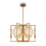 Lampa wisząca Marmo 6-punktowa w kolorze złotym, z okrągłymi kloszami z matowego szkła, umieszczona w geometrycznej metalowej konstrukcji. Ujęcie frontalne, zawieszona na cienkim przewodzie, elegancka i nowoczesna.