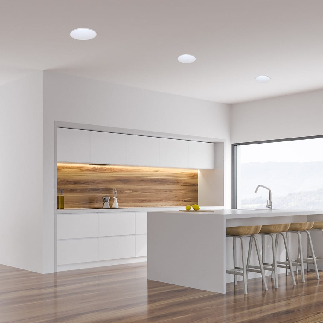 Plafon Bravo LED D33 w kolorze białym i chromowanym, o mocy 16W i barwie światła 4000K, zamontowany w suficie kuchni. Prosty, okrągły kształt, zapewniający równomierne oświetlenie w nowoczesnym wnętrzu.