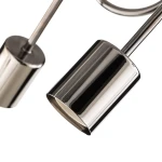 Lampa wisząca Tango 5-punktowa w chromowanym wykończeniu. Zbliżenie na metalowe klosze i uchwyty, z gładką, lustrzaną powierzchnią. Klosze mają cylindryczny kształt, montowane na cienkich, chromowanych prętach.