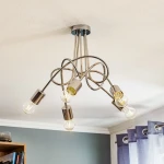 Lampa wisząca Tango 5-punktowa o chromowanej konstrukcji, z pięcioma żarówkami w szklanych kloszach. Ujęcie z góry, zamontowana na suficie, z dekoracyjnymi, krętymi ramionami. Tło w stonowanych kolorach.