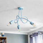 Lampa wisząca 3-punktowa Tango w kolorze niebieskim z trzema zakrzywionymi ramionami. Kable w pastelowym odcieniu prowadzą do opraw z przezroczystymi żarówkami, zamontowana na sufitowym mocowaniu.