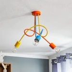 Lampa wisząca Tango 3-punktowa w kolorach pomarańczowym, żółtym i niebieskim, z trzema żarówkami na zakrzywionych przewodach. Ujęcie z dołu, montowana na suficie. Prosty, nowoczesny design, idealna do aranżacji wnętrz.