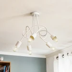 Biała lampa wisząca Tango z pięcioma punktami świetlnymi, o elastycznych przewodach, zamontowana na suficie. Żarówki w klasycznych oprawach, widoczne detale to gładkie powierzchnie i minimalistyczny design. Tło w stonowanej kolorystyce.