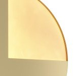 Kinkiet Jupiter D25 LED w kolorze mosiądzu, o okrągłym kształcie z półprzezroczystym kloszem, emitującym ciepłe światło. Ujęcie z boku, ukazujące detal klosza i metalową podstawę.