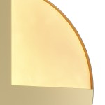 Kinkiet Jupiter D18,4 LED w mosiężnej obudowie, o zaokrąglonym kształcie. Wbudowane źródło światła emituje ciepłe, złote światło. Ujęcie z bliska, ukazujące detal i teksturę materiału. Tło proste, co podkreśla elegancję lampy.