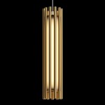 Lampa wisząca Sonata LED 1-punktowa w kolorze mosiądzu, o cylindrycznym kształcie z poziomymi żeberkami. Zawieszona na cienkim przewodzie, emituje ciepłe światło, idealna do nowoczesnych wnętrz. Tło czarne, produkt widoczny frontalnie.