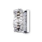 Kinkiet Coil LED 1-punktowy w kolorze chromu. Lampa z przezroczystymi, teksturowanymi elementami, umocowana na prostokątnej, metalowej podstawie. Ujęcie z boku, ukazujące detale i fakturę kryształowych akcentów.