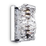 Kinkiet Coil LED 1-punktowy w kolorze chromu, z przezroczystymi, teksturowanymi akrylowymi elementami w kształcie prostokątów, montowany na ścianie. Światło umieszczone wewnątrz tworzy efektowne refleksy. Ujęcie z boku, na białym tle.