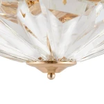 Lampa sufitowa 6-punktowa MOD094CL-06G z przezroczystym, szklanym kloszem o ostrych kształtach i złotą podstawą. Widoczny detal w postaci kulistego mocowania na dole. Produkt ukazany z bliska, na jasnym tle.