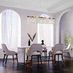 Lampa sufitowa Dune 6-punktowa w złotym wykończeniu, wisząca nad białym stołem. Szklane klosze w kształcie prostokątnych elementów, detale w kolorze złotym. Otoczenie z szarymi krzesłami i minimalistycznymi dekoracjami w jasnym wnętrzu.