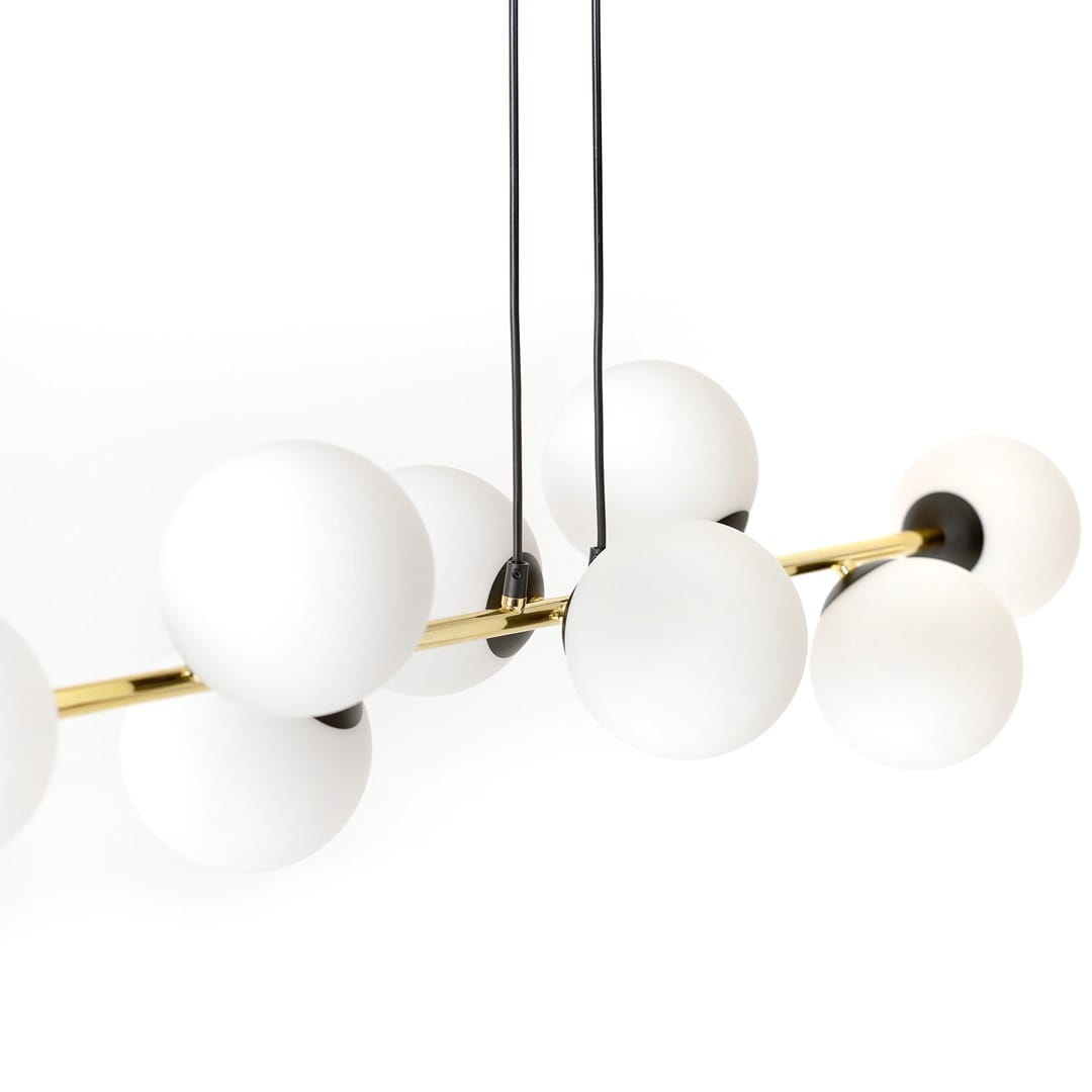 Lampa wisząca Gravity 6-punktowa w kolorze czarnym i złotym z sześcioma okrągłymi kloszami z matowego opalu. Ujęcie z dołu, wisząca na czarnych linkach, z metalową złotą rurką, podkreślająca nowoczesny design. Tło białe, minimalistyczne.