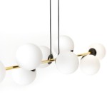Lampa wisząca Gravity 6-punktowa w kolorze czarnym i złotym z sześcioma okrągłymi kloszami z matowego opalu. Ujęcie z dołu, wisząca na czarnych linkach, z metalową złotą rurką, podkreślająca nowoczesny design. Tło białe, minimalistyczne.