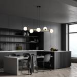 Lampa wisząca Gravity 6-punktowa w kolorze czarnym i złotym z opalowymi kulami, zawieszona nad białym stołem w nowoczesnej kuchni. W tle ciemne szafki, półki i okno z widokiem. W aranżacji widoczne czarne krzesła oraz dekoracyjna miska z owocami.