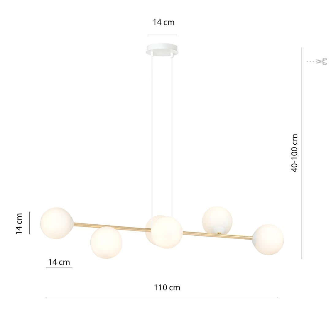Lampa wisząca Gravity 6-punktowa w kolorze białym i złotym z opalowymi kloszami. Oświetlenie ma szerokość 110 cm, wysokość 14 cm i regulację długości zawieszenia od 40 do 100 cm. Ułożona poziomo z sześcioma kulistymi kloszami.