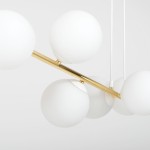 Lampa wisząca Gravity 8-punktowa, z białymi opalowymi kulami i złotym metalowym ramieniem. Ujęcie z boku, ukazujące sześć białych kul na złotej podstawie. Prosty, nowoczesny design na jasnym tle.