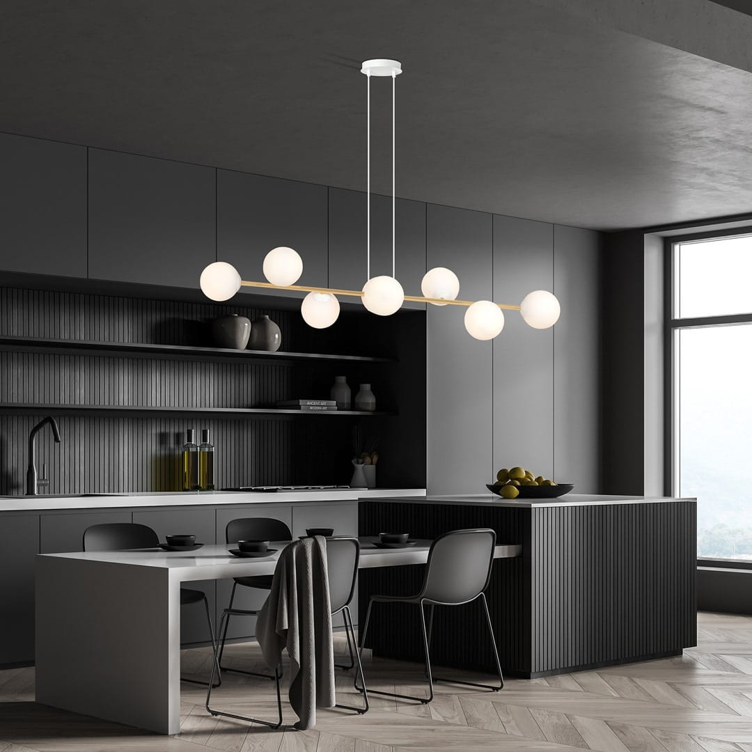 Lampa wisząca Gravity 8-punktowa w kolorze białym i złotym z opalowymi kloszami. Ułożona równolegle do blatu stołu w nowoczesnej kuchni, zawieszona na cienkich linkach, z widocznymi detalami w stylu minimalistycznym.