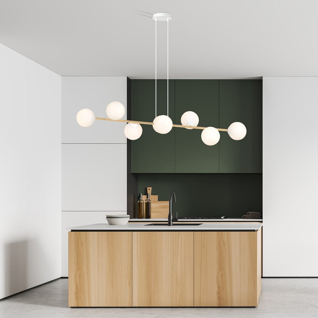 Lampa wisząca Gravity 8-punktowa w białym i złotym kolorze z opalowymi kloszami, zawieszona w kuchni nad drewnianą wyspą. Klosze mają okrągły kształt, a lampa jest zamontowana na białym suficie w nowoczesnym wnętrzu.