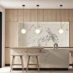 Lampa wisząca Royal 1-punktowa w kolorze czarnym i złotym, z okrągłym, białym kloszem. Zawieszona na cienkim, regulowanym kablu, idealna do nowoczesnych wnętrz. Widoczna w aranżacji kuchennej z drewnianym blatem i minimalistycznym wystrojem.