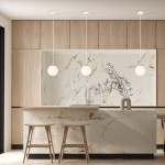 Lampa wisząca Royal 1-punktowa w kolorze białym i złotym. Okrągła kula z mlecznego szkła zawieszona na cienkim przewodzie. Zawieszona nad nowoczesnym blatem w kuchni, w otoczeniu drewnianych elementów i marmurowych akcentów.