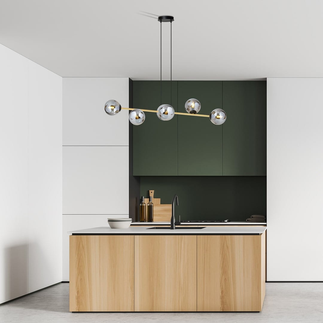Lampa wisząca Gravity 6-punktowa w kolorze czarnym, złotym i grafitowym. Zawieszona na długich linkach, z okrągłymi kloszami w chromowanym wykończeniu, umieszczona nad wyspą kuchenną w nowoczesnym wnętrzu.